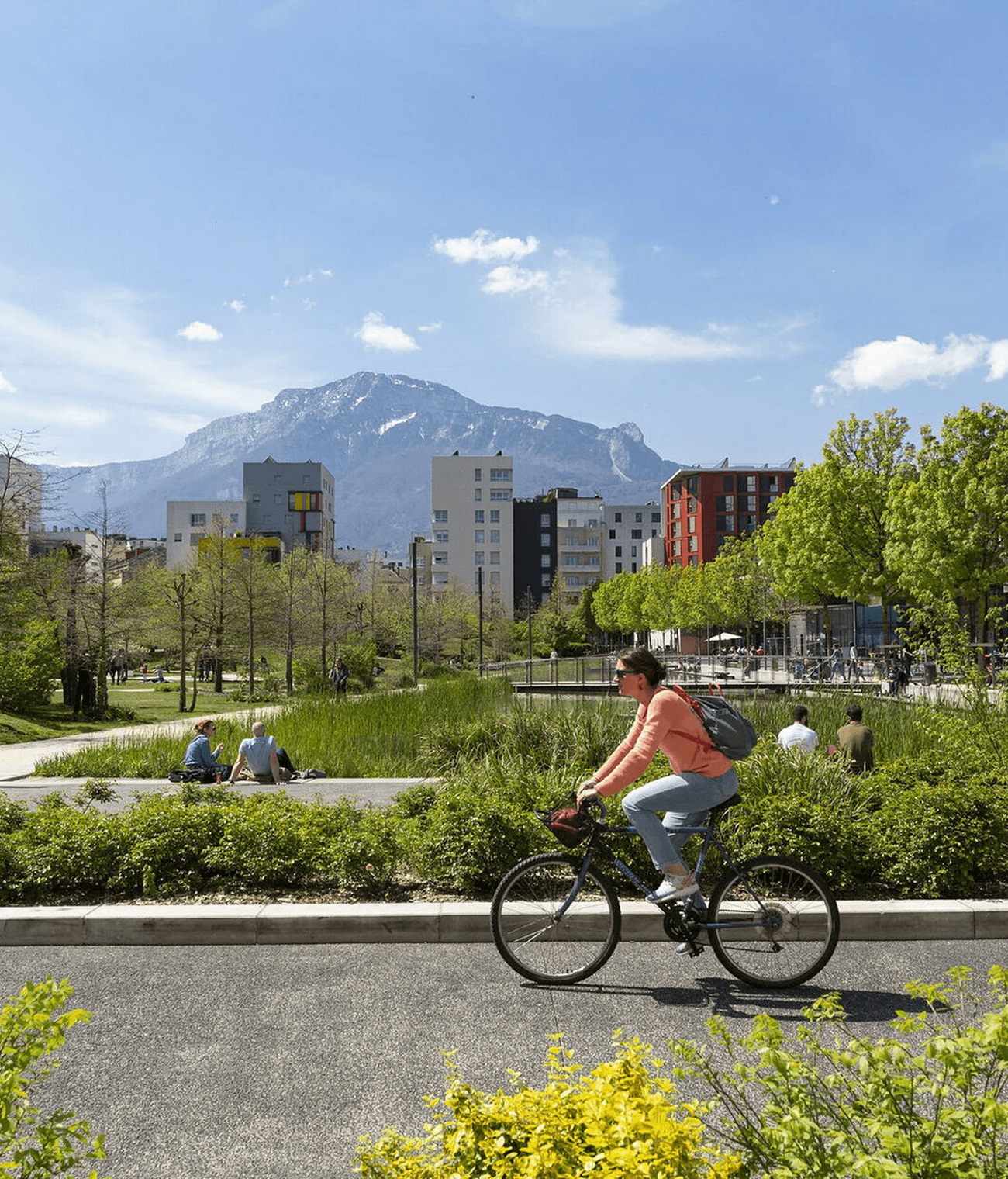 Image d'un cycliste roulant à Grenoble